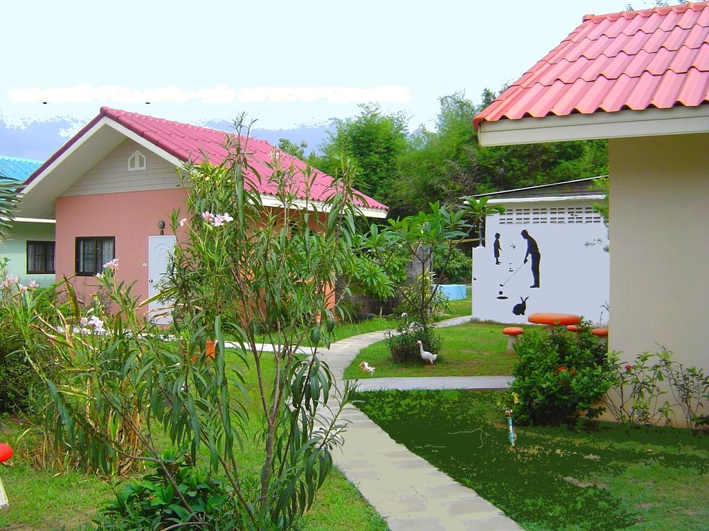 Mini-Golf **** & Resort Ubon Ratchathani Eksteriør billede